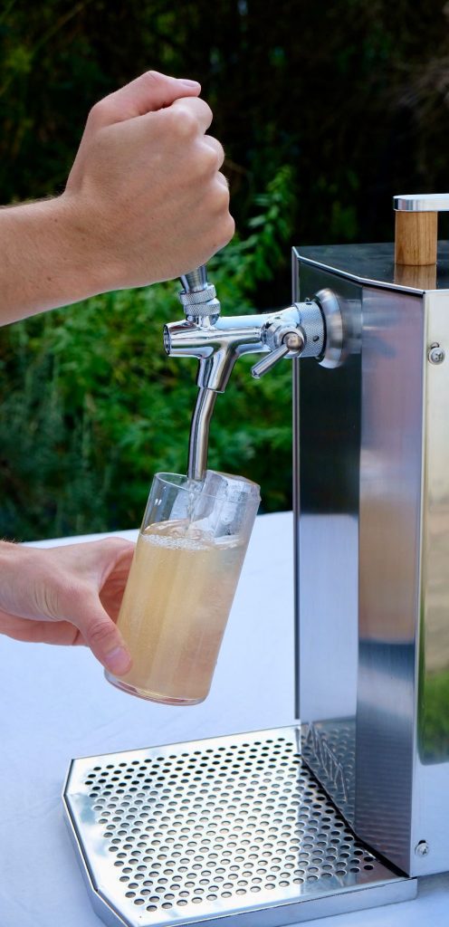 Un Cocktail servie à la pression avec une tireuse à biere