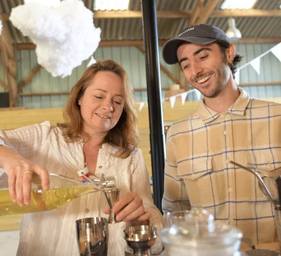 participant atelier cocktail sabulle cocktail verse d'une infusion dans un jigger pour réaliser un cocktail en bretagne