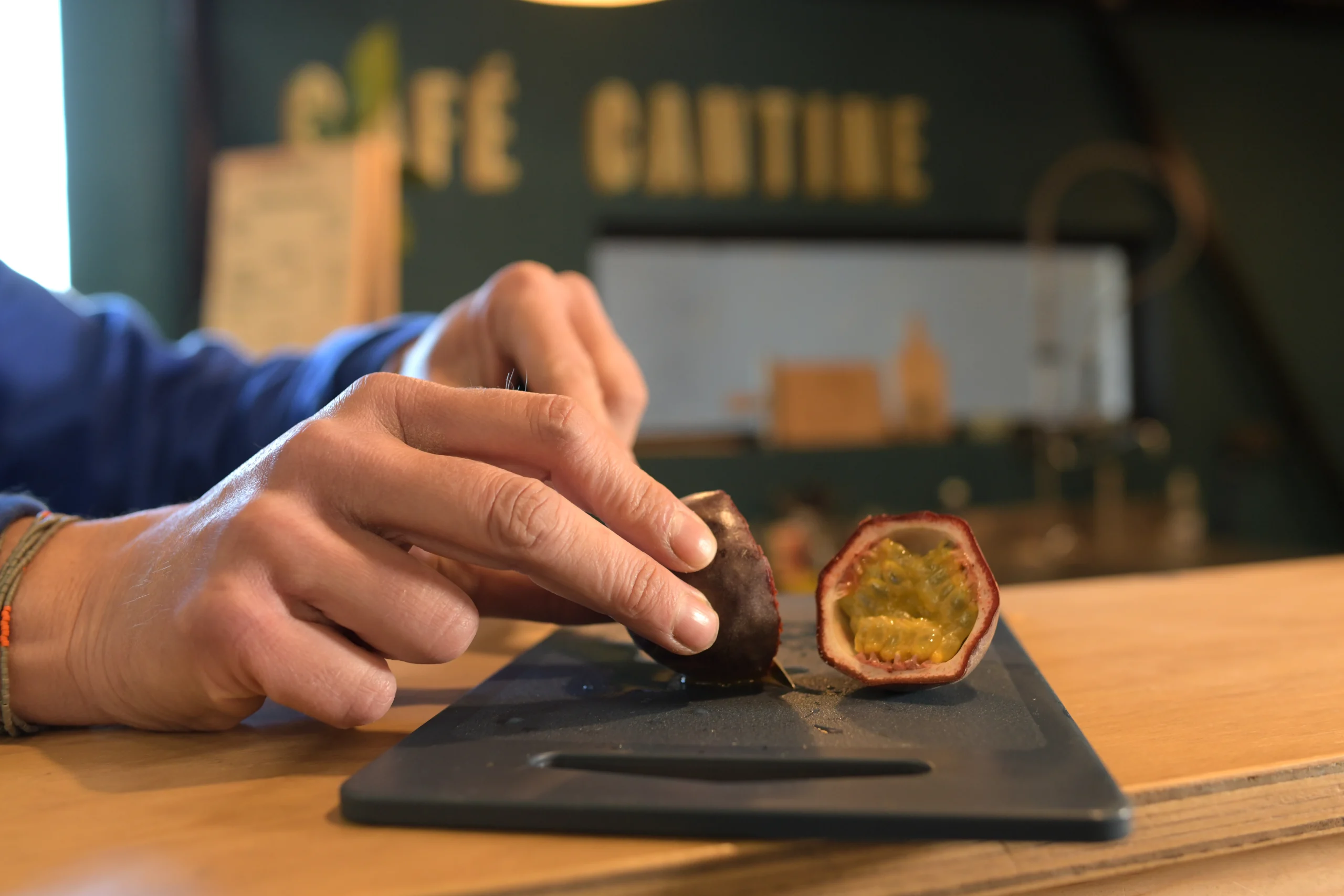 Préparation découpe d'un fruit de la passion pour garnir un cocktail artisanal lors d'un atelier mixologie sabulle cocktail bretagne