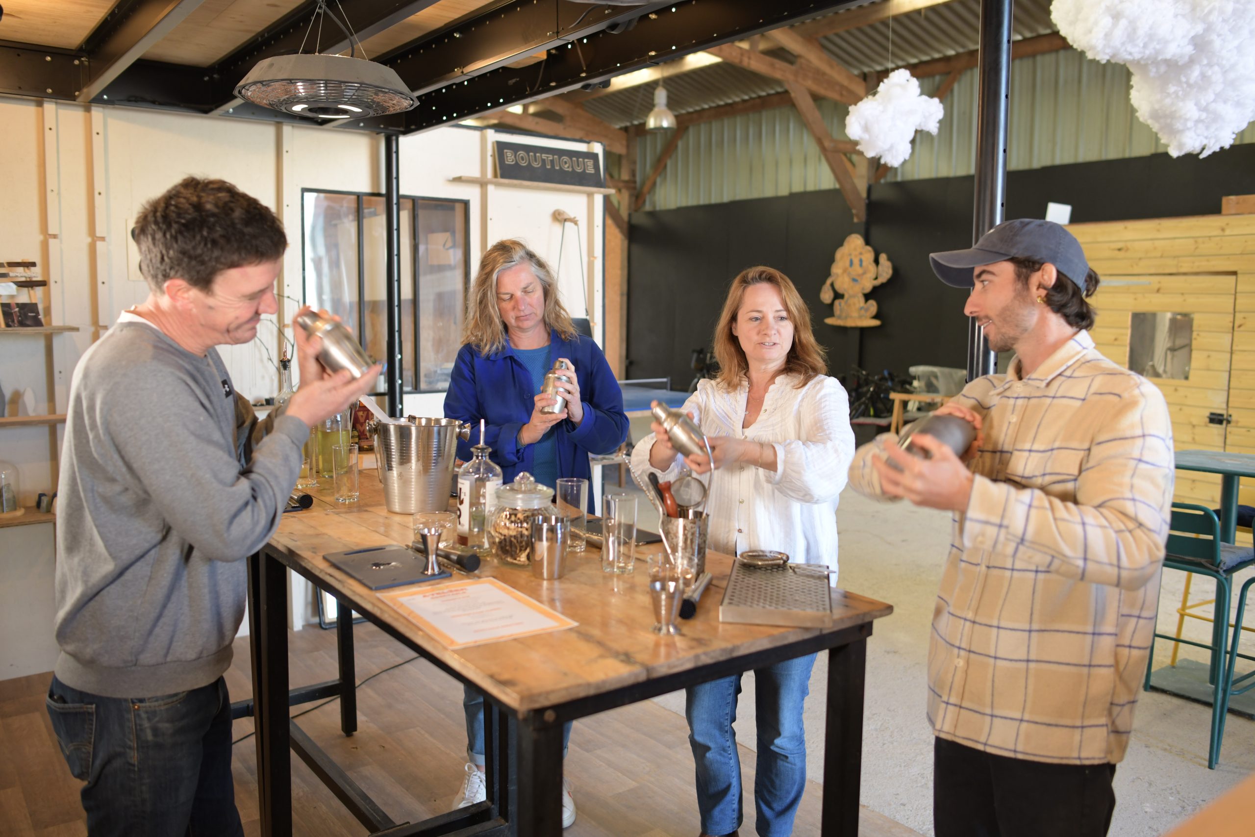 atelier cocktail en groupe Bretagne - participants shaker en main avec Sabulle Cocktail