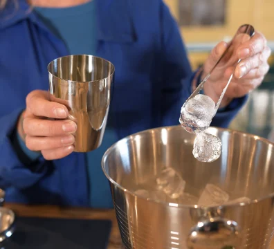 particpantes entrain de prendre des glacons pourn le mettre dans son shaker lors d'un atelier cocktail sabulle en bretagne