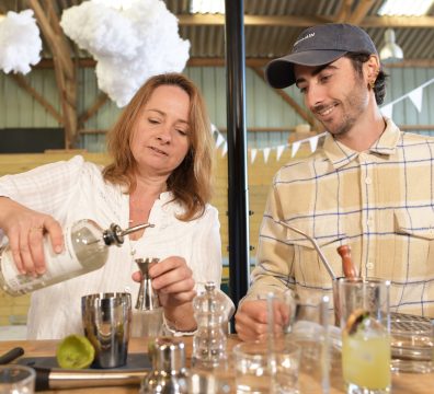 mixologue Sabulle Cocktail guidant une participante lors d'un atelier cocktail convivial en Bretagne