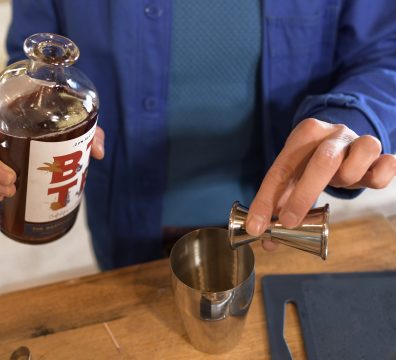 mixologue Sabulle Cocktail dosage précis spiritueux avec jigger lors d'un atelier cocktail en Bretagne