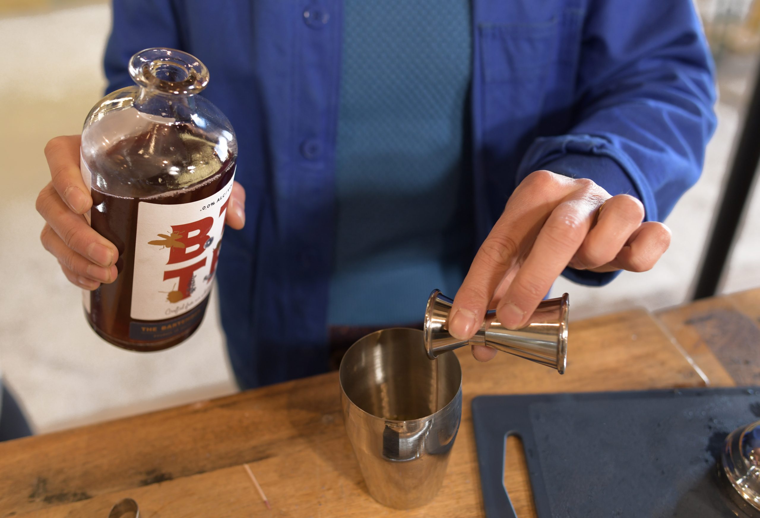 mixologue Sabulle Cocktail dosage précis spiritueux avec jigger lors d'un atelier cocktail en Bretagne