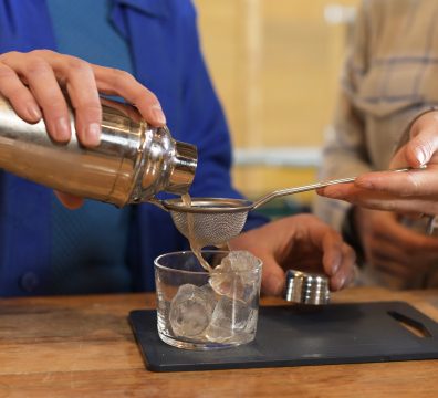 articipant atelier cocktail Sabulle Cocktail filtration double passoire shaker sur verre glacé en Bretagne