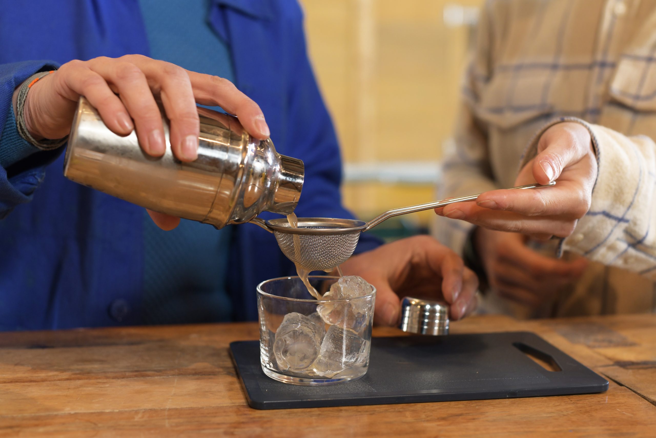 articipant atelier cocktail Sabulle Cocktail filtration double passoire shaker sur verre glacé en Bretagne