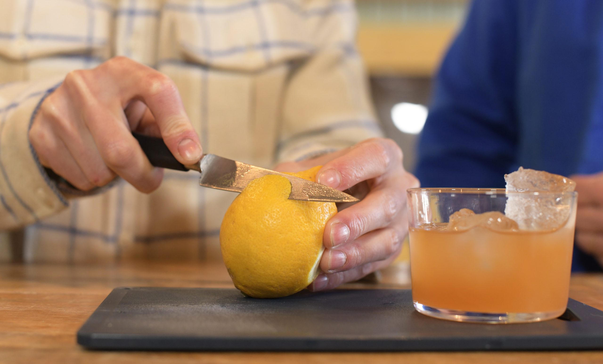 préparation zeste citron pour garnir un cocktail artisanal lors d'un atelier mixologie Sabulle Cocktail Bretagne