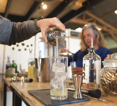 participant atelier cocktail Sabulle Cocktail filtration shaker dans verre glacé lors d'une initiation mixologie en Bretagne