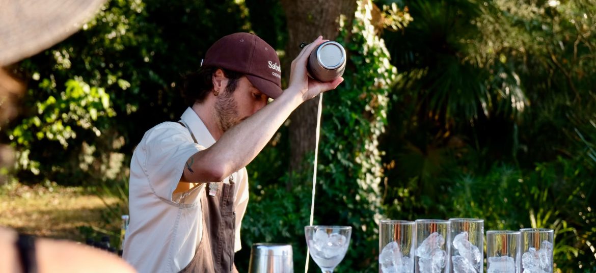Loïc menguy entrain de faire un cuban roll pour un cocktail