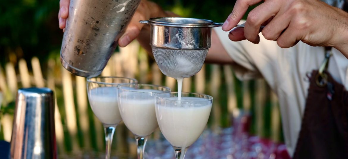 des verres à cocktail entrain de se faire remplir par un mocktail