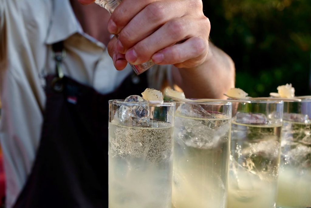 des cocktails alignés avec des tours de poivre